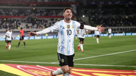 Messi qızıl topa yaxınlaşıb