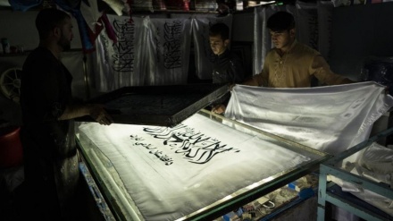 Dyqani i flamujve në Kabul që filloi në epokën sovjetike, u rikthye përsëri