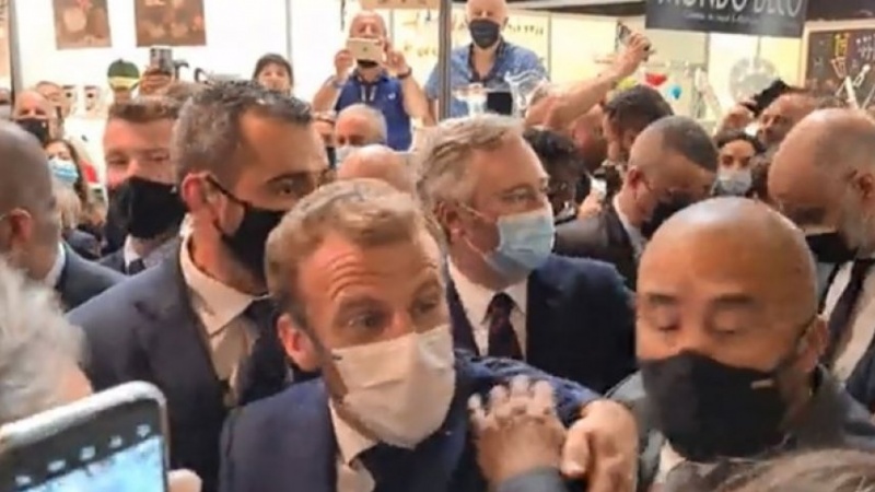 Emmanuel Macron pogođen jajetom tokom posjete Lyonu
