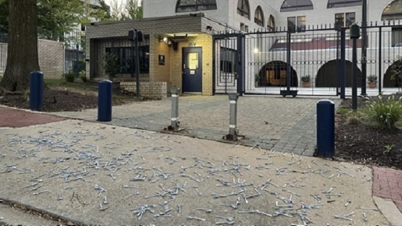 اسرائیلی سفارت خانے پر چمچوں کی بارش 