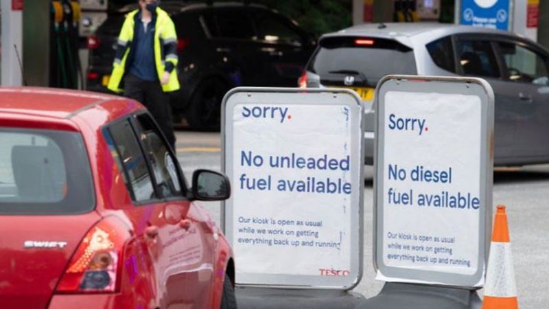 Hiljade benzinskih pumpi ostale bez goriva u Britaniji usljed velike potražnje