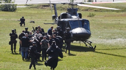 Bizarne scene: Sveti čin uz helikoptere, duge cijevi i štitove