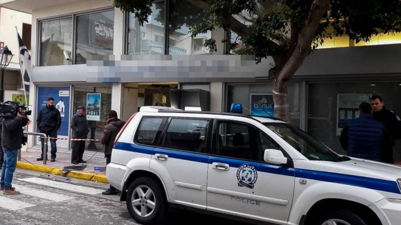 Grabitje me armë në mesditë në një bankë në qendër të Athinës