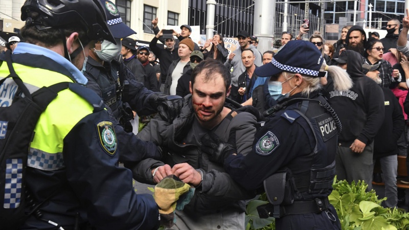 Demonstracije protiv vladinih restrikcija u Melbourneu prerasle u nasilje