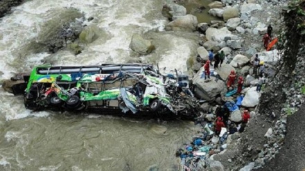 Li Nepalê otobûsa rêwiyan wergeriya nava kendalê û 32 kes mirin