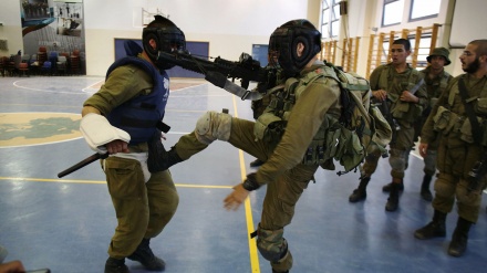 صیہونی فوجی آپس میں لڑے، 8 زخمی