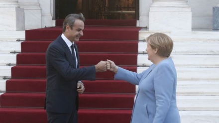 Merkel në Athinë, Mitsotakis ia kujton krizën dhe masat shtrënguese që i vuri Greqisë