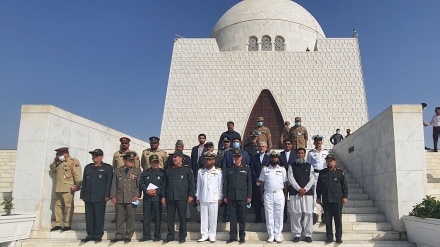 ایران کی مسلح افواج کے سربراہ کی بانی پاکستان کے مزار پر حاضری 