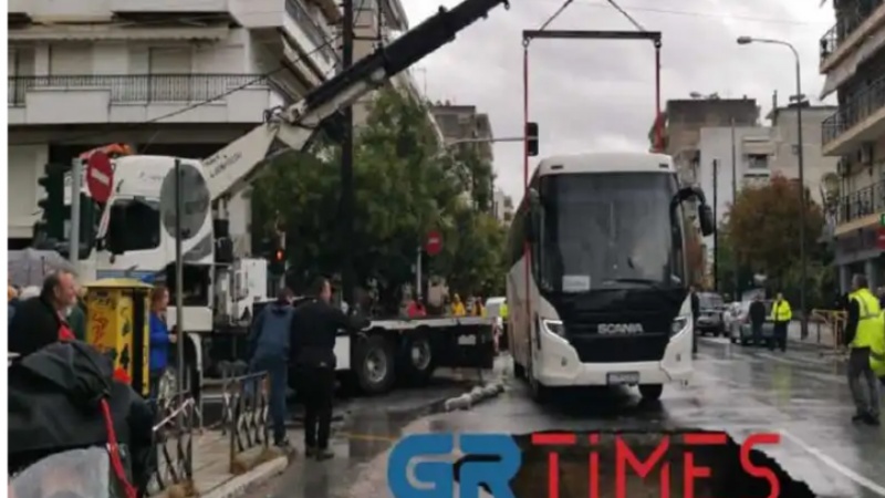 Moti i keq në Greqi/Autobusi ‘gëlltitet’ nga gropa në mes të rrugës