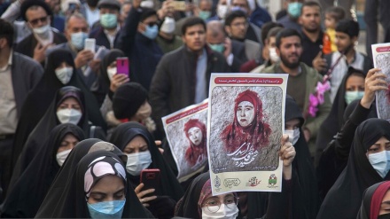 Xelkê Kirmaşanê meytê şehîd “Fateme Esedî” yekem xanima şehîd a bêserûşûnbûyî oxir kirin.