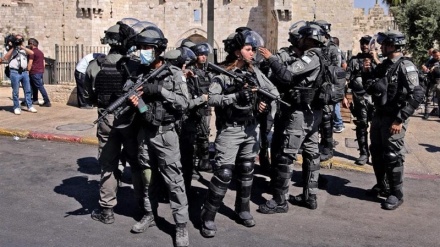 غاصب صیہونی آبادکاروں کا فلسطینی باشندوں پر حملہ