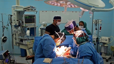 Kirurgët iranianë shënojnë sukses të ri në dhurimin e organeve të pacientëve me vdekje në tru të kontrolluar