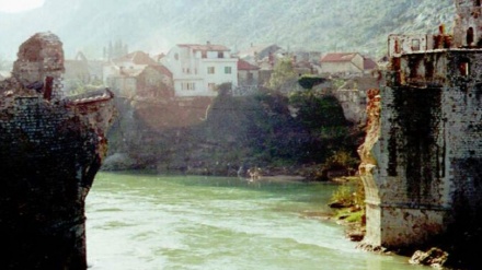 Na današnji dan srušen Stari most u Mostaru