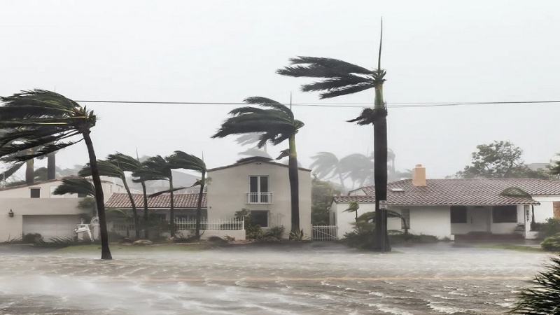 ترکی میں آیا بھیانک طوفان، چھتیں اڑیں، گاڑیاں الٹیں، پیڑ گرے...