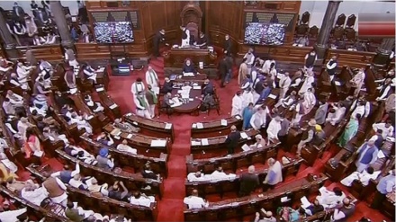 ہندوستان میں زرعی قوانین کی منسوخی کا بل پارلیمنٹ میں بغیر بحث کے منظور، اپوزیشن کا ہنگامہ