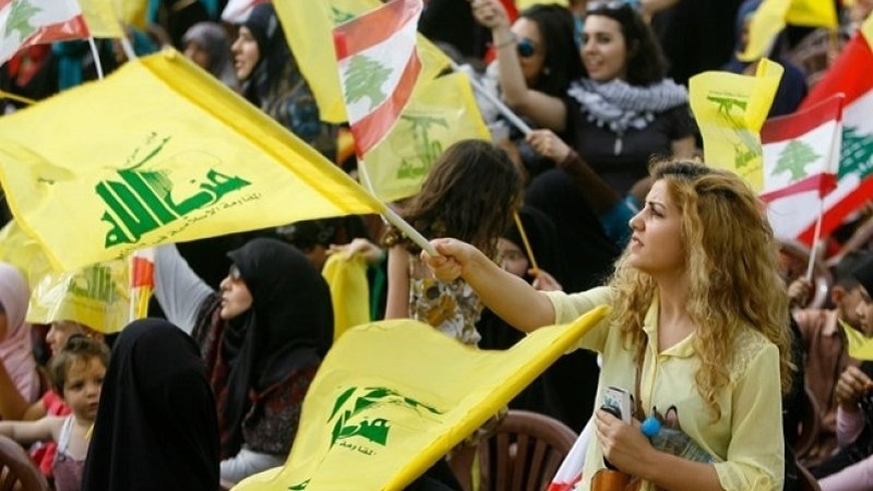 حزب اللہ کا پرچم لہراتیں لبنانی خواتین