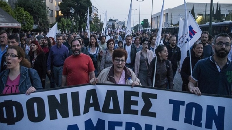 یونان، امریکا اور نیٹو کے خلاف عوامی غصہ، پرچموں کو کر دیا نذر آتش