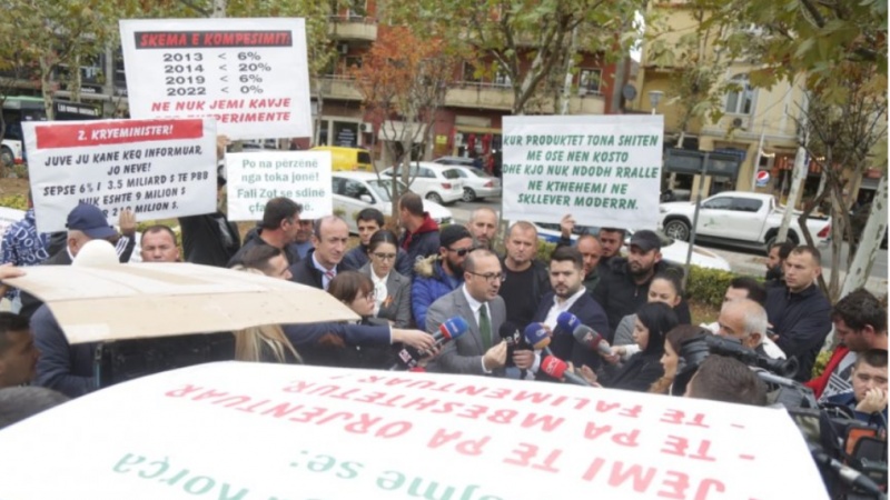 Fermerët në protestë para Kuvendit: Do bashkohemi me Berishën