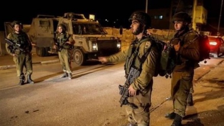 غاصب صیہونیوں کا فلسطینیوں کے قبرستان پر حملہ