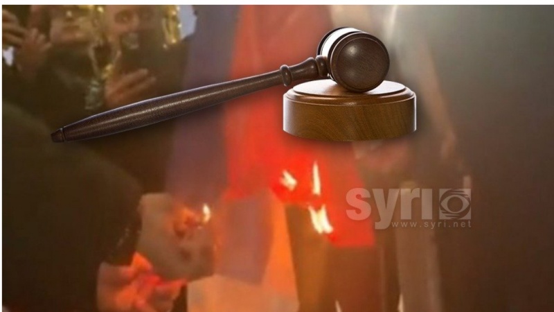 Dogjën flamurin serb/ Lirohen të rinjtë, avokati: Në Serbi s'u arrestua kush