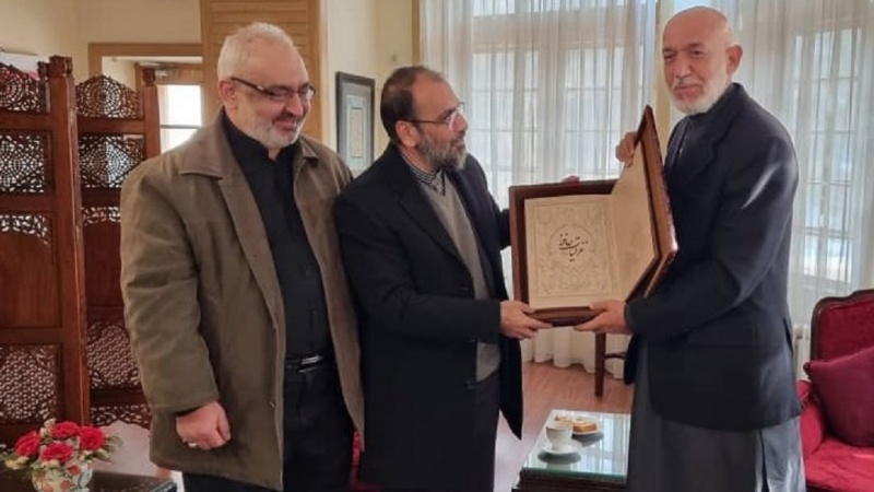 کرزی در دیدار با معاون سفیر ایران: طالبان زمینه مشارکت مردم در دولت را فراهم کند