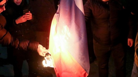 Policia: Dy të arrestuar dhe 6 adoleshentë të ndaluar për djegien e flamujve serbë