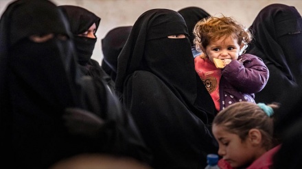 Rêveberiya Xweser a bakur-rojhilata Sûrîyê: Me 323 jin û zarokên DAIŞê radestî welatên wan kirine 
