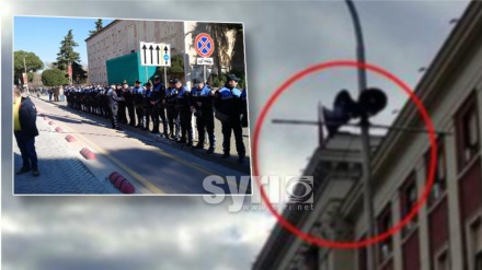 2000 policë rrethojnë kryeministrinë, shtyllat lyhen me graso
