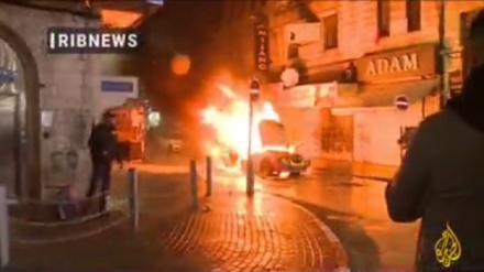 صیہونی جرائم سے تنگ آئے فلسطینی نوجوانوں نے ایک صیہونی کی کار کو آگ لگائی۔ ویڈیو