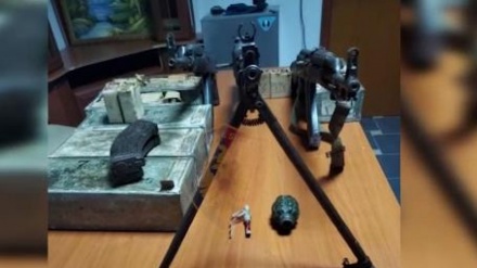 U arrestua pasi dhunoi ish-dhëndrin, por policët habiten nga ajo që gjejnë në banesën e tij.