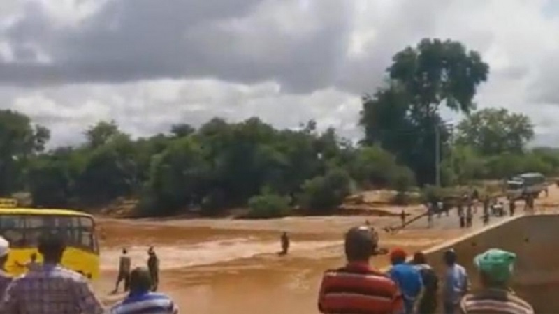 Ji ber qulibîna otobûsekê nav çemekê li Kenyayê 23 kes mirin