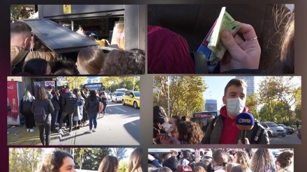 Studentët në radhë për abone që shiten në rrugë, pa asnjë parametër sigurie