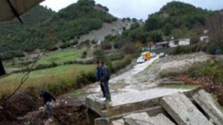 Shembet ura e Mesaplikut në Selenicë të Vlorës, izolohet fshati