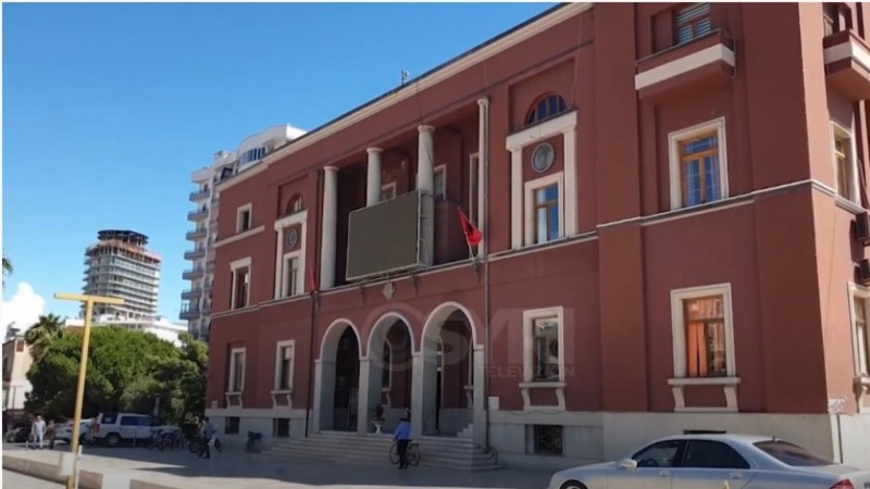 Bashkia Durrës punime pa standarde, kanali i ujësjellësit mbulohet me inerte