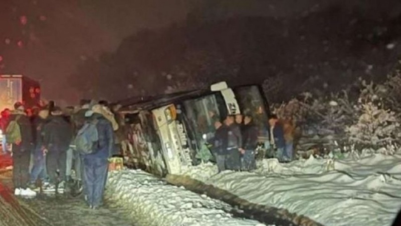Aksidenti në Serbi, pasagjeri: Autobusi u përmbys për shkak të rrugës së papastruar nga bora, shoferi nuk ka faj