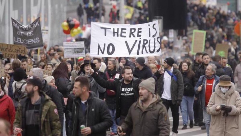 U Briselu protesti i neredi zbog korona mjera: Bacali baklje, policija suzavce