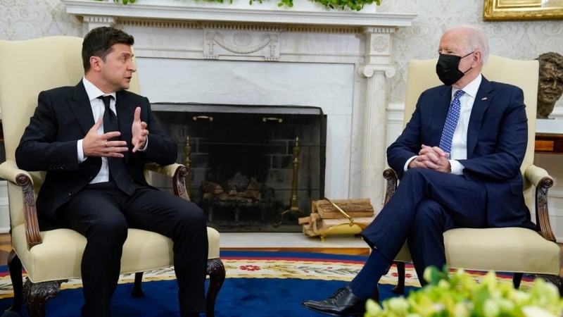 Biden i premtoi homologut të tij ukrainas më shumë mbështetje ekonomike