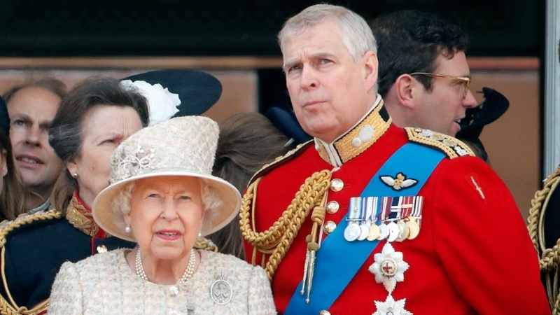 Djali i mbretëreshës britanike zhvishet nga të gjitha postet dhe titujt ushtarakë