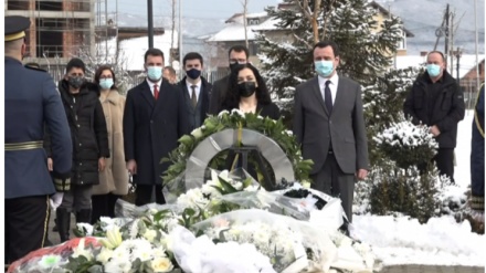 Osmani e Kurti bëjnë homazhe te varri i presidentit Rugova: Arriti ta bëjë bashkë popullin e Kosovës