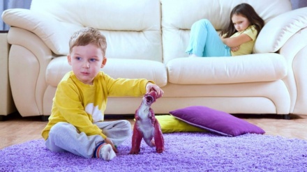 Keni fëmijë xheloz? Ja çfarë duhet të keni parasysh