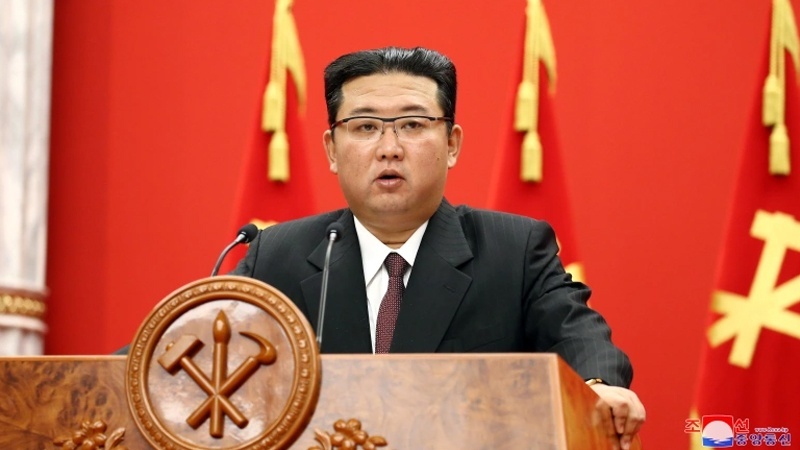 Lideri i Koresë Veriore thekson rritjen e kapacitetit ushtarak të vendit të tij