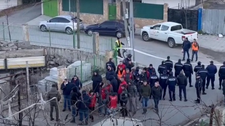 FOTO/ Policia mësyn tek '5 Maji', përplasje me banorët që nuk lejojnë shembjet e banesave