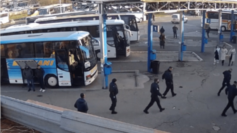 Alarm për bombë në Stacionin e Autobusëve në Prishtinë, policia evakuon zonën