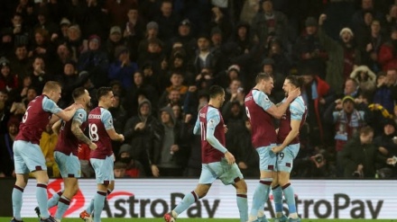 Sûpêrlîga Futbola Ingilîsê; Mençêstir Yonitedê nekarî Burnlîyê 