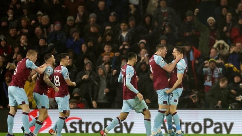 Sûpêrlîga Futbola Ingilîsê; Mençêstir Yonitedê nekarî Burnlîyê 