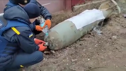 بچ گئی جان، روسی بم کو ناکارہ بناتا ہوا یوکرینی ٹیکنیشیئن۔ ویڈیو