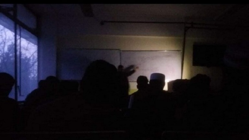 بی‌برقی در دانشگاه پلی‌تخنیک کابل؛ استاد در روشنایی چراغ موبایل تدریس می‌کند