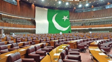پاکستان میں بڑھتا سیاسی درجۂ حرارت، قومی اسمبلی کا اہم اجلاس پیر تک کے لئے ملتوی