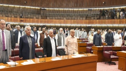 پاکستان میں سیاسی ہلچل، اونٹ کس کروٹ بیٹھے گا