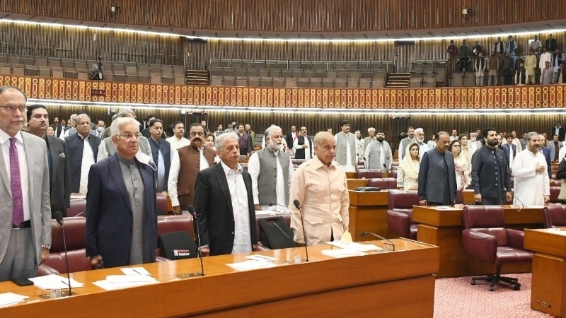 پاکستان میں سیاسی ہلچل، اونٹ کس کروٹ بیٹھے گا